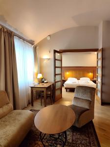 Postel nebo postele na pokoji v ubytování BEST WESTERN Santakos Hotel