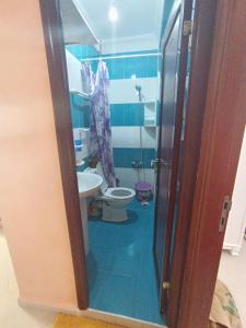a bathroom with a toilet and a sink at المضيق 