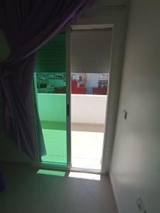 Puerta de cristal en una habitación con ventana en المضيق, 