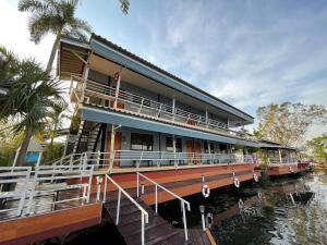 Un balcon sau o terasă la The Rimnam Resort พูลวิลล่า ราชบุรี