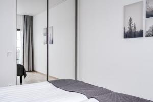 En eller flere senge i et værelse på Forenom Serviced Apartments Märsta Ekilla