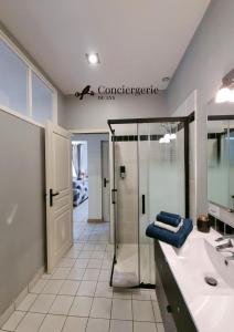 Um banheiro em Les Apparts 75 & 80