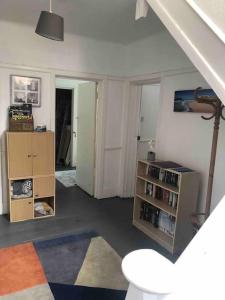 ein Wohnzimmer mit einer Treppe und ein Zimmer in der Unterkunft 9 bed house with garden & parking in Iford