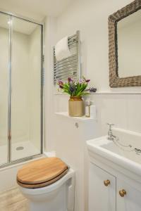 ein weißes Bad mit einem WC und einem Waschbecken in der Unterkunft 21 Island Street in Salcombe