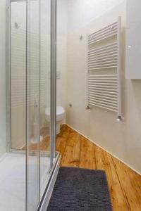 uma casa de banho com uma cabina de duche em vidro e um WC. em Toniolo venice rooms em Mestre