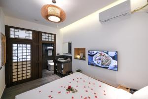 平遙的住宿－Elsewhere Xianya Hotel ，客房设有一张床和一间浴室。