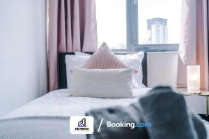 una camera da letto con un letto con un cuscino e una finestra di Monthly Stays By NYOS PROPERTIES Short Lets & Serviced Accommodation Manchester Business Leisure a Manchester