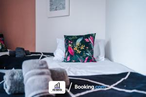 - une chambre dotée d'un lit avec un oreiller fleuri dans l'établissement Monthly Stays By NYOS PROPERTIES Short Lets & Serviced Accommodation Manchester Business Leisure, à Manchester