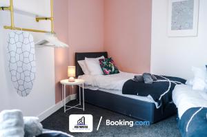 - une petite chambre avec un lit et une table dans l'établissement Monthly Stays By NYOS PROPERTIES Short Lets & Serviced Accommodation Manchester Business Leisure, à Manchester