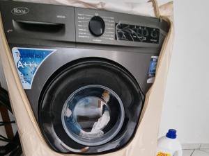 - un lave-linge avec une porte ouverte dans une pièce dans l'établissement Apartamento Vista Mar, à Martil