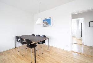 Ruang duduk di 2-BR apartment with a balcony in Frederiksberg - 203 +5 gambar