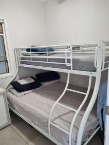 מיטה או מיטות קומותיים בחדר ב-Hostel-Style GUESTHOUSE - for 18-40yrs