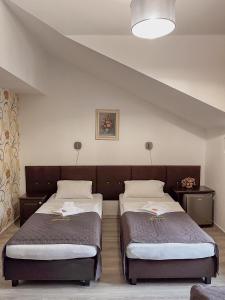 pokój z 2 łóżkami w pokoju w obiekcie Villa Genevra w Koszalinie