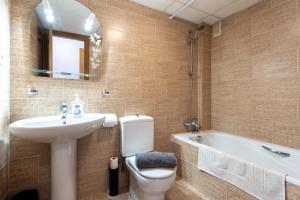 een badkamer met een wastafel, een toilet en een bad bij CT 232 - Eden Golf Sur - Southfacing Apartment in Mijas