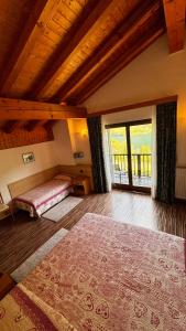 una camera con due letti e una grande finestra di Albergo Stella Alpina a Tenno