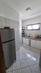 una cucina con frigorifero e pavimento piastrellato di Apartamento Vista Mar a Martil