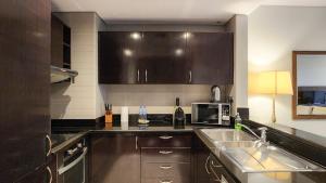 Kuchyň nebo kuchyňský kout v ubytování Spacious 1BR in Anantara Dubai by Tanami Holiday Homes