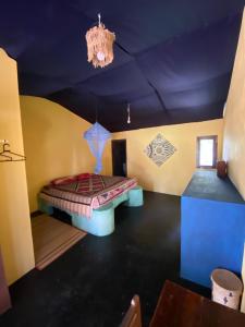 um quarto com uma cama e um tecto roxo em MKS - Kite & Wing Foil camp em Kalpitiya