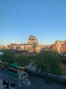 uma vista para uma cidade com autocarros e edifícios em City Centre Skyline Private Room em Dublin