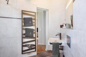 un bagno con lavandino e specchio di Wasserturm a Cuxhaven