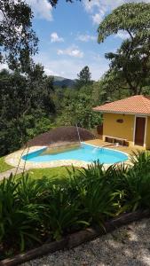 basen przed domem w obiekcie Pousada Caminhos de Gaia w mieście São José dos Campos