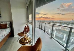 - une chambre avec un balcon offrant une vue sur l'océan dans l'établissement Classic INN, à Toronto