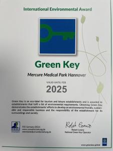 un cartello per un cesto medico del parco con chiave verde di Mercure Hotel Hannover Medical Park ad Hannover