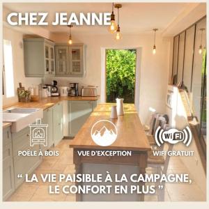 een keuken met witte kasten en een aanrecht bij Chez Jeanne, superbe corps de ferme, vue imprenable in Issor