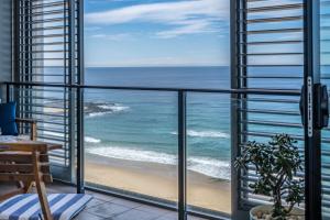 uma varanda com vista para o oceano em Beachfront Beauty - Wifi Included em Newcastle