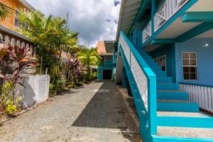 ein blaues Haus mit einer blauen Treppe in der Unterkunft Beach Studio in Crown Point in Bon Accord