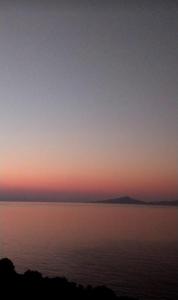 einen Sonnenuntergang über einem Wasserkörper in der Unterkunft Datca Villa Carla Hotel in Datca