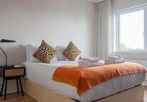 a bedroom with a bed with towels and a window at GuestReady - Amazing house in Sandymount in Dublin