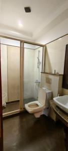 uma casa de banho com um WC e um lavatório em Hotel perial Inn - Nehru Palace em Nova Deli