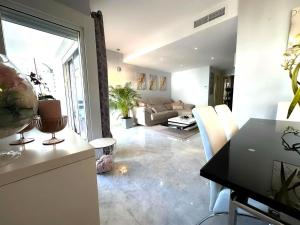 a kitchen and living room with a table and chairs at Apartamento Golf Valle Romano in Estepona