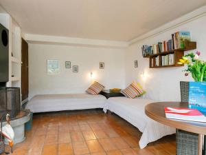 Sala de estar con 2 camas y mesa en Apartment Villaggio Sureggio - App- A 1 by Interhome, en Lugaggia