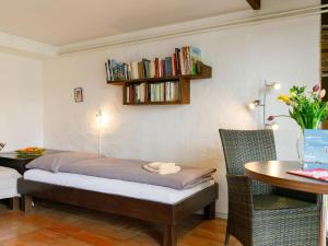 Schlafzimmer mit einem Bett und einem Tisch mit einem Schreibtisch in der Unterkunft Apartment Villaggio Sureggio - App- A 1 by Interhome in Lugaggia