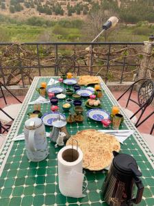 uma mesa com comida e bebidas por cima em Gite Tawada em Aït Imi