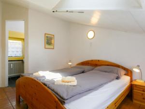 una camera da letto con un letto e due asciugamani di Apartment Villaggio Sureggio - App- A7 by Interhome a Lugaggia