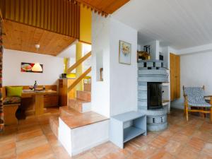 un soggiorno con camino in pietra e tavolo di Apartment Villaggio Sureggio - App- A7 by Interhome a Lugaggia