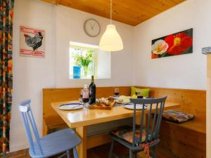una sala da pranzo con tavolo e sedie in legno di Apartment Villaggio Sureggio - App- A7 by Interhome a Lugaggia