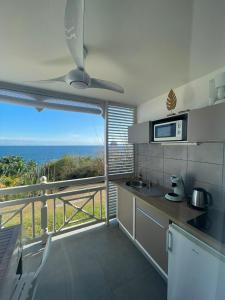 Kuchyň nebo kuchyňský kout v ubytování Charmant appartement avec piscine et vue sur mer