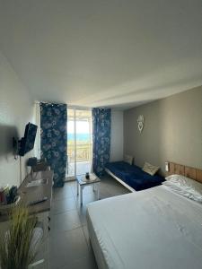 Un ou plusieurs lits dans un hébergement de l'établissement Charmant appartement avec piscine et vue sur mer