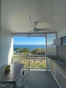 Balcon ou terrasse dans l'établissement Charmant appartement avec piscine et vue sur mer