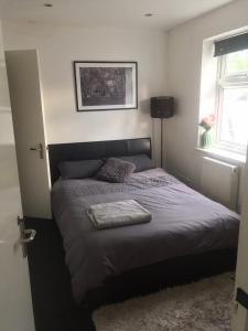 1 cama en un dormitorio con ventana en The Whitehouse, en Londres