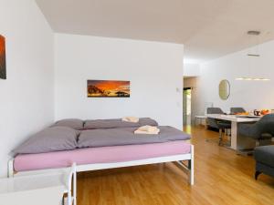 Postel nebo postele na pokoji v ubytování Apartment Residence Miralago - Utoring Apt- D32 by Interhome