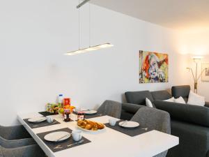 Posezení v ubytování Apartment Residence Miralago - Utoring Apt- D32 by Interhome + 18 fotografií