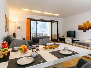 - un salon avec une table et de la nourriture dans l'établissement Apartment Residence Miralago - Utoring Apt- D32 by Interhome, à Piazzogna
