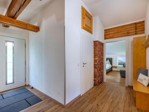 ein offenes Wohnzimmer mit weißen Wänden und Ziegelwand in der Unterkunft Apartment Mawa by Interhome in Haus im Ennstal