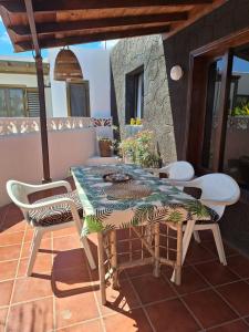a table and chairs sitting on a patio at Cocorelax 2 Otro Lugar de Relax en Lanzarote in Guatiza