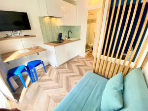 Кухня или мини-кухня в L'Escale Appartements et Suites en bord de Mer

